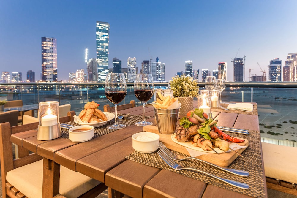Radisson Blu Hotel Dubai Waterfront — Restaurant & bars in Dubai