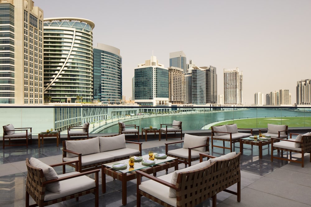 Radisson Blu Hotel Dubai Waterfront — Restaurant & bars in Dubai