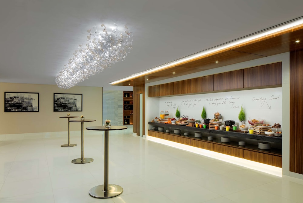 Radisson Blu Hotel Dubai Waterfront — Restaurant & bars in Dubai