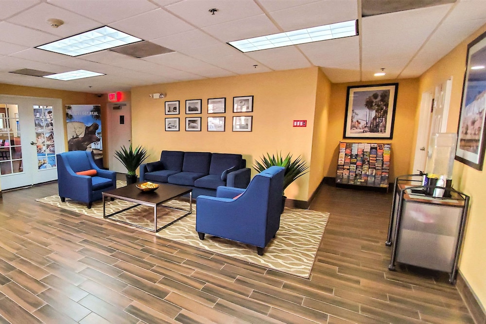 Comfort Inn & Suites Near Universal - N. Hollywood - Burbank — Hotel building in North Hollywood, California