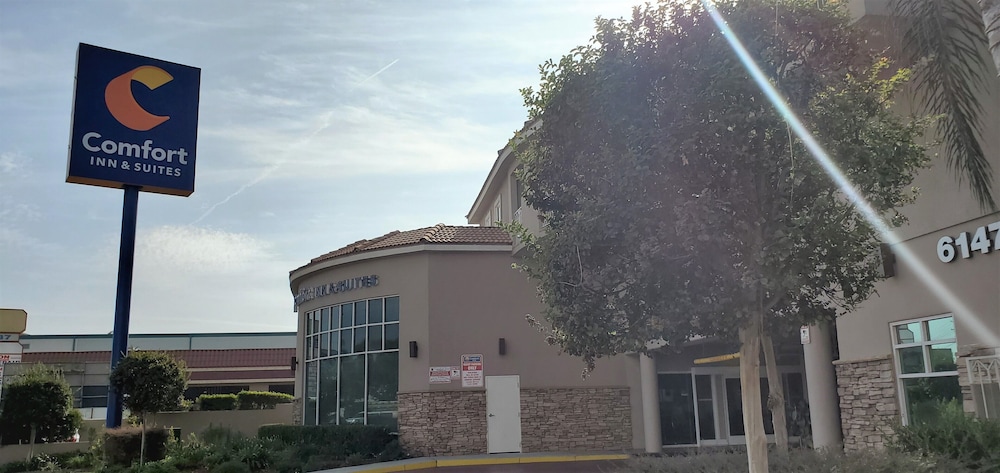 Comfort Inn & Suites Near Universal - N. Hollywood - Burbank — Hotel building in North Hollywood, California