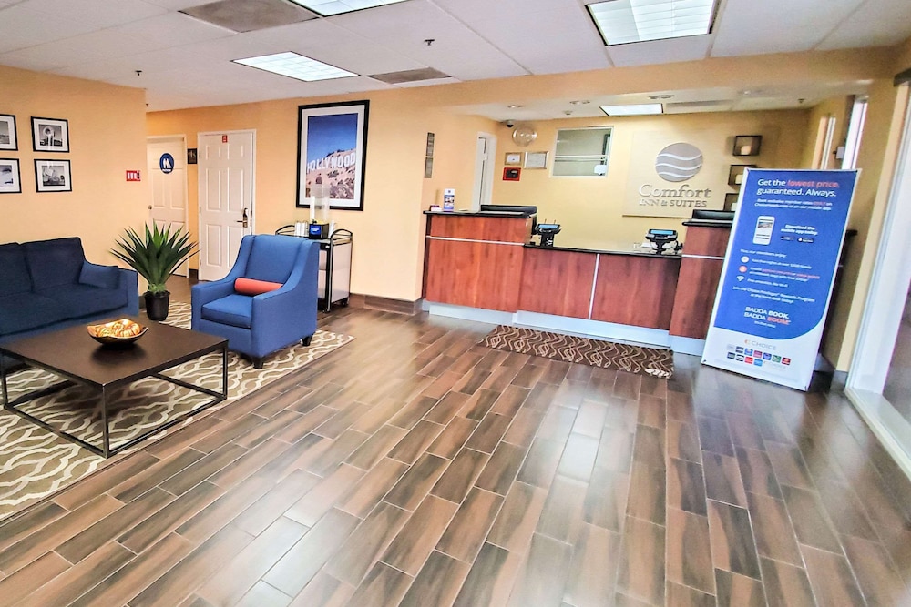 Comfort Inn & Suites Near Universal - N. Hollywood - Burbank — Hotel building in North Hollywood, California
