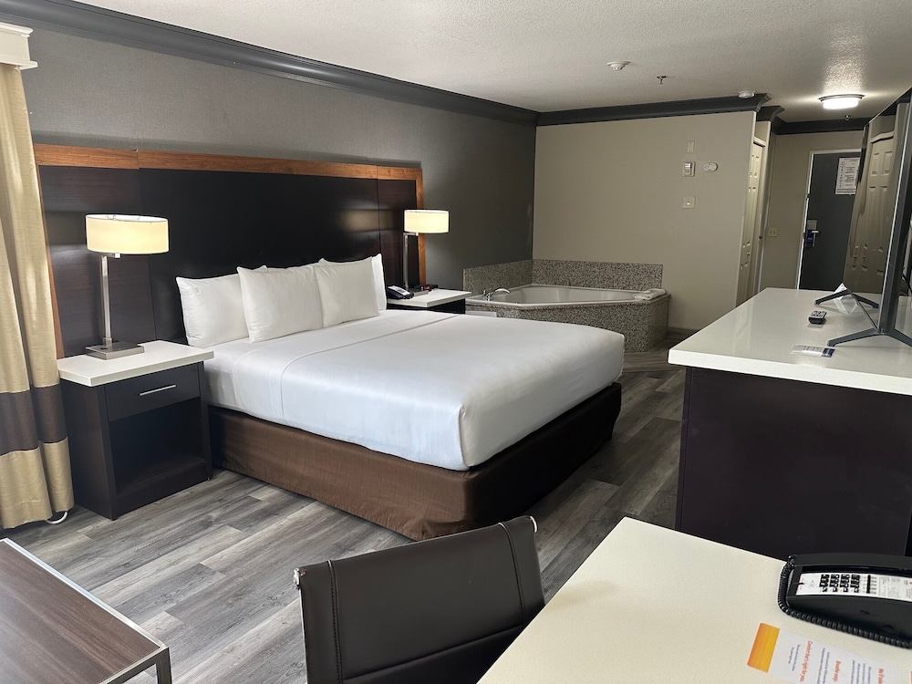 Comfort Inn & Suites Near Universal - N. Hollywood - Burbank — Hotel rooms in North Hollywood, California