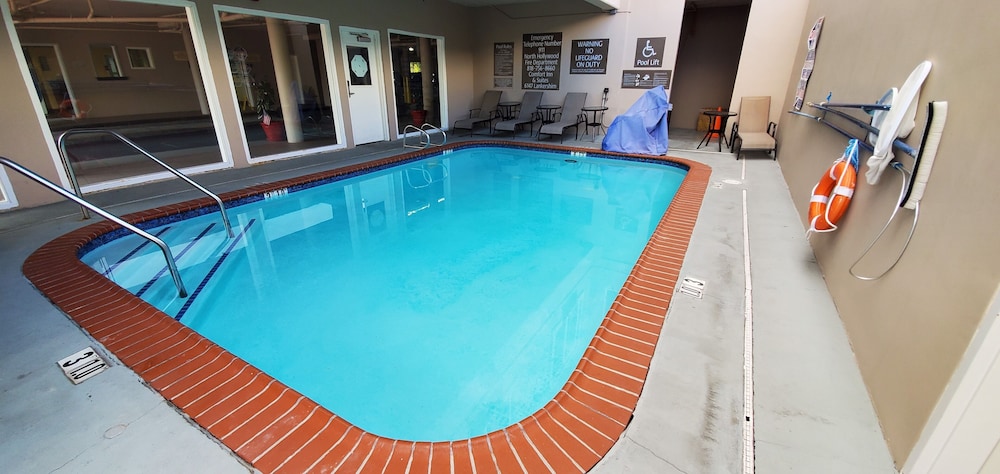 Comfort Inn & Suites Near Universal - N. Hollywood - Burbank — Swimming pool in North Hollywood, California