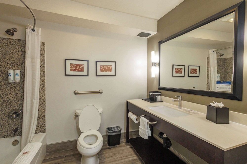 Comfort Inn & Suites Near Universal - N. Hollywood - Burbank — Hotel rooms in North Hollywood, California