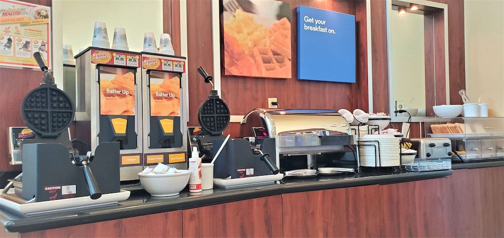 Comfort Inn & Suites Near Universal - N. Hollywood - Burbank — Restaurant & bars in North Hollywood, California