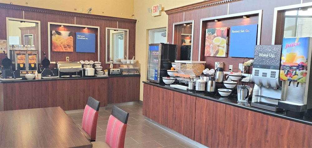 Comfort Inn & Suites Near Universal - N. Hollywood - Burbank — Restaurant & bars in North Hollywood, California