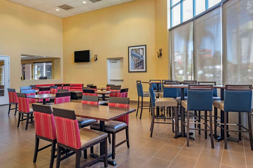 Comfort Inn & Suites Near Universal - N. Hollywood - Burbank — Restaurant & bars in North Hollywood, California