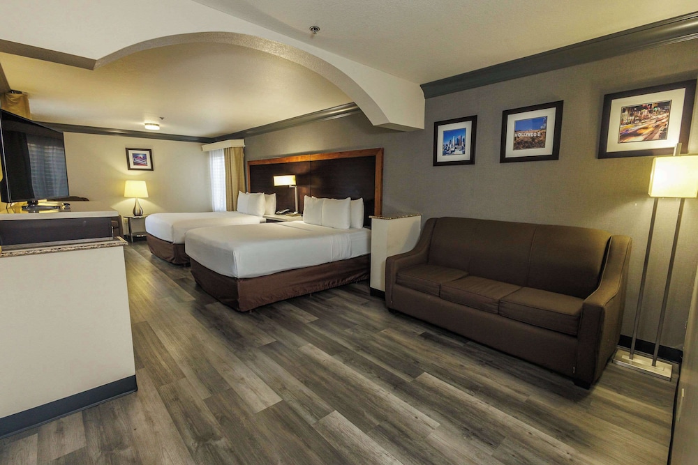 Comfort Inn & Suites Near Universal - N. Hollywood - Burbank — Hotel rooms in North Hollywood, California