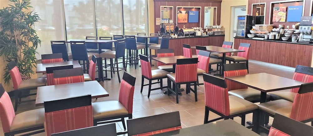 Comfort Inn & Suites Near Universal - N. Hollywood - Burbank — Restaurant & bars in North Hollywood, California