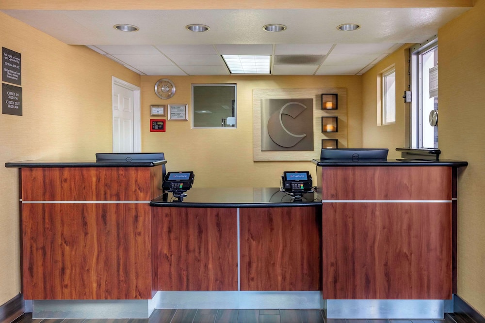 Comfort Inn & Suites Near Universal - N. Hollywood - Burbank — Hotel building in North Hollywood, California