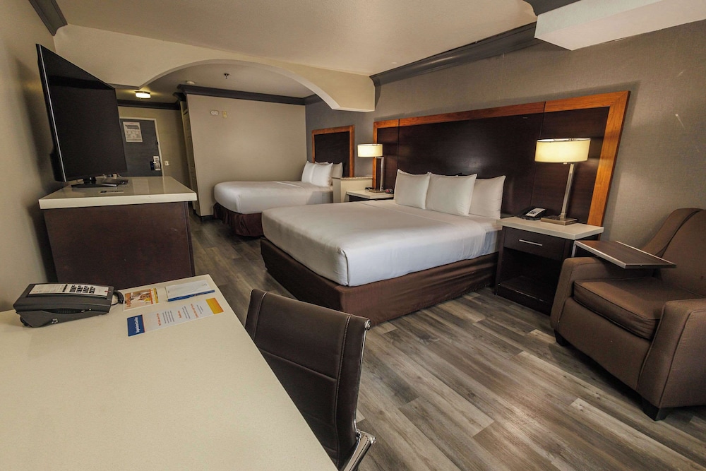 Comfort Inn & Suites Near Universal - N. Hollywood - Burbank — Hotel rooms in North Hollywood, California