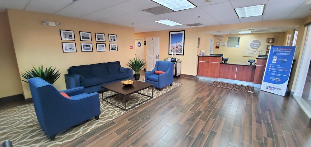 Comfort Inn & Suites Near Universal - N. Hollywood - Burbank — Hotel building in North Hollywood, California