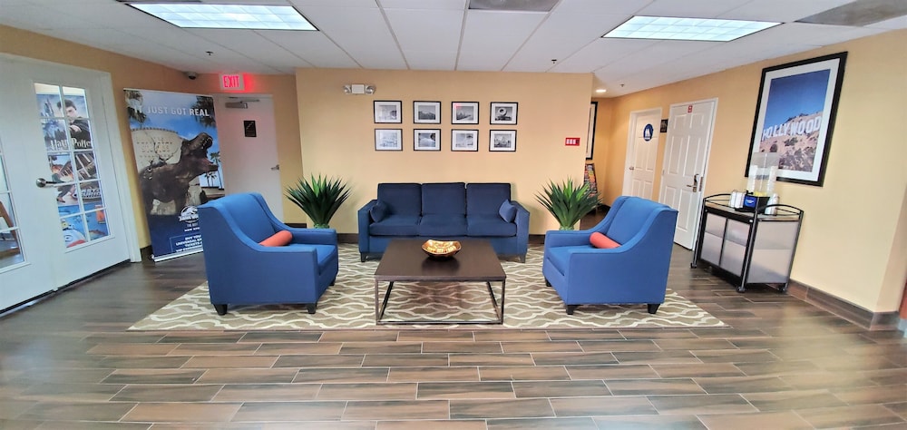 Comfort Inn & Suites Near Universal - N. Hollywood - Burbank — Hotel building in North Hollywood, California
