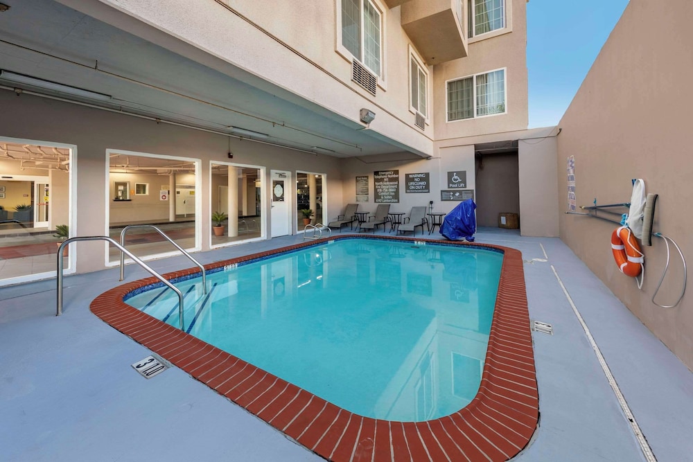 Comfort Inn & Suites Near Universal - N. Hollywood - Burbank — Swimming pool in North Hollywood, California