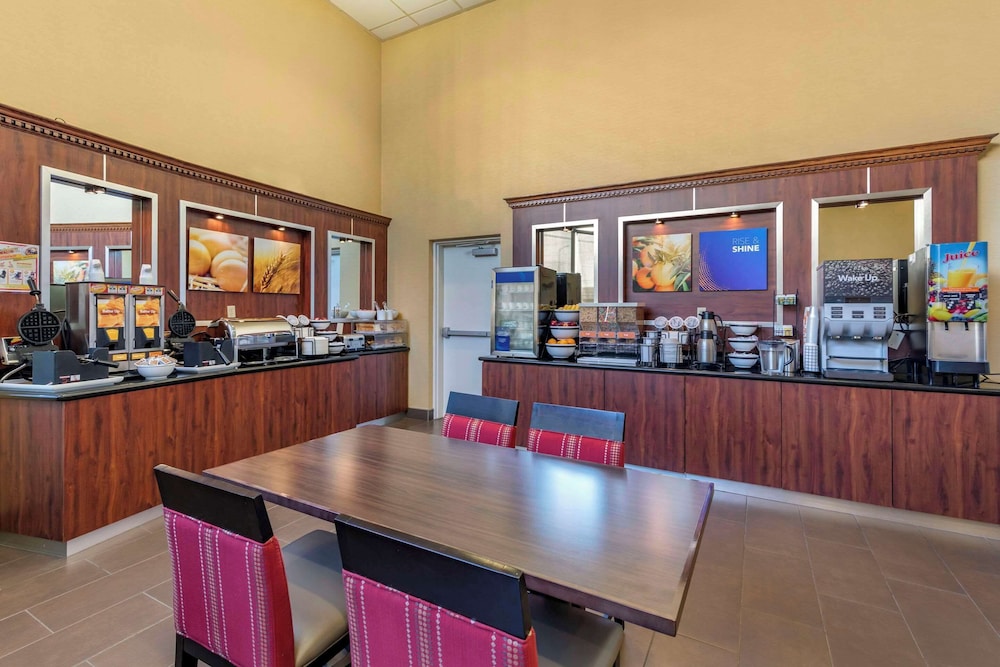 Comfort Inn & Suites Near Universal - N. Hollywood - Burbank — Restaurant & bars in North Hollywood, California