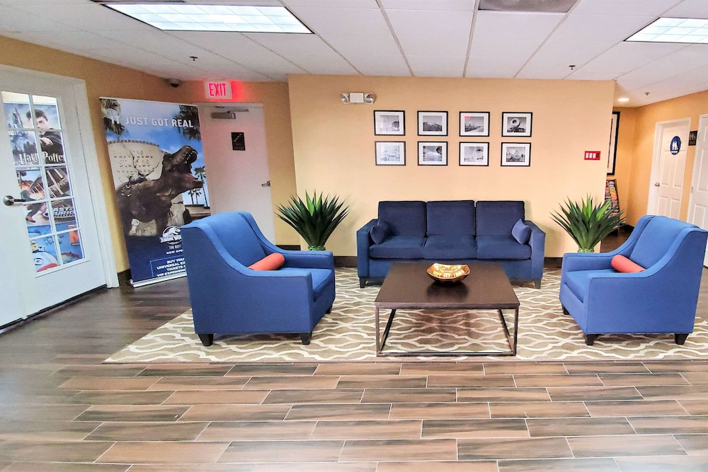 Comfort Inn & Suites Near Universal - N. Hollywood - Burbank — Hotel building in North Hollywood, California
