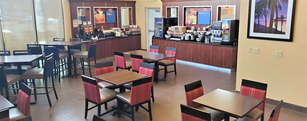 Comfort Inn & Suites Near Universal - N. Hollywood - Burbank — Restaurant & bars in North Hollywood, California