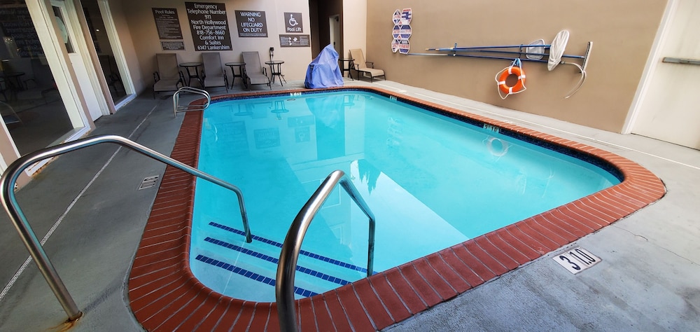 Comfort Inn & Suites Near Universal - N. Hollywood - Burbank — Swimming pool in North Hollywood, California