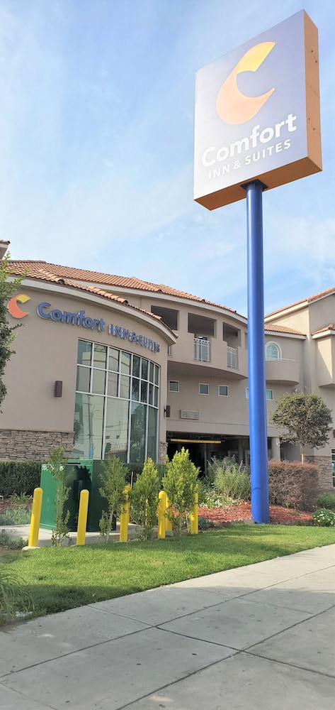 Comfort Inn & Suites Near Universal - N. Hollywood - Burbank — Hotel building in North Hollywood, California