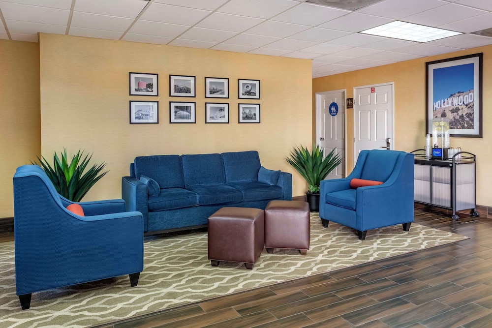 Comfort Inn & Suites Near Universal - N. Hollywood - Burbank — Hotel building in North Hollywood, California