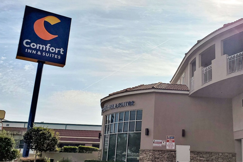 Comfort Inn & Suites Near Universal - N. Hollywood - Burbank — Hotel building in North Hollywood, California