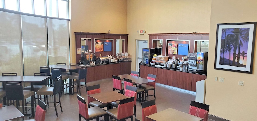 Comfort Inn & Suites Near Universal - N. Hollywood - Burbank — Restaurant & bars in North Hollywood, California