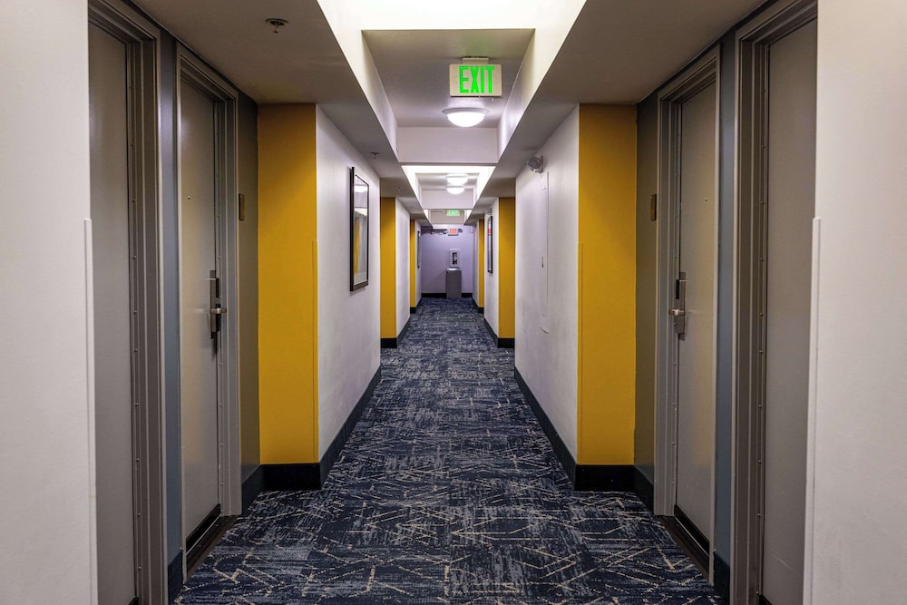 Comfort Inn & Suites Near Universal - N. Hollywood - Burbank — Hotel building in North Hollywood, California