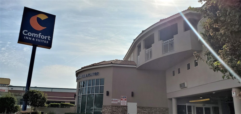 Comfort Inn & Suites Near Universal - N. Hollywood - Burbank — Main photo in North Hollywood, California
