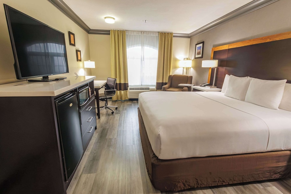 Comfort Inn & Suites Near Universal - N. Hollywood - Burbank — Hotel rooms in North Hollywood, California