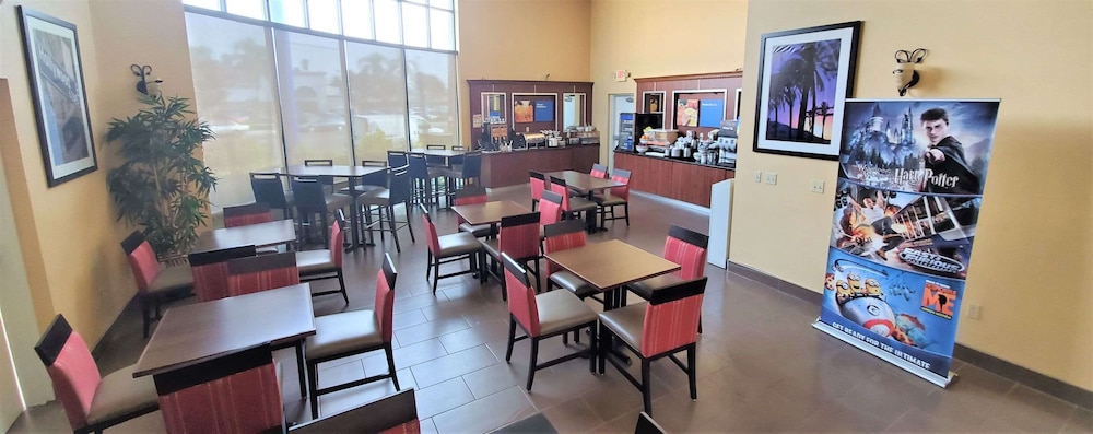 Comfort Inn & Suites Near Universal - N. Hollywood - Burbank — Restaurant & bars in North Hollywood, California