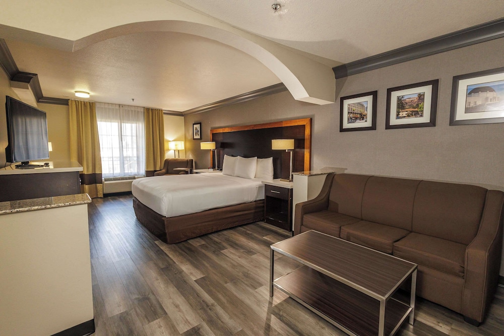 Comfort Inn & Suites Near Universal - N. Hollywood - Burbank — Hotel rooms in North Hollywood, California