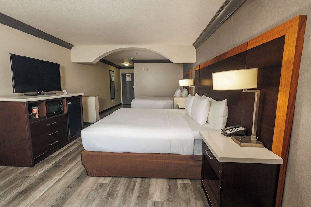 Comfort Inn & Suites Near Universal - N. Hollywood - Burbank — Hotel rooms in North Hollywood, California