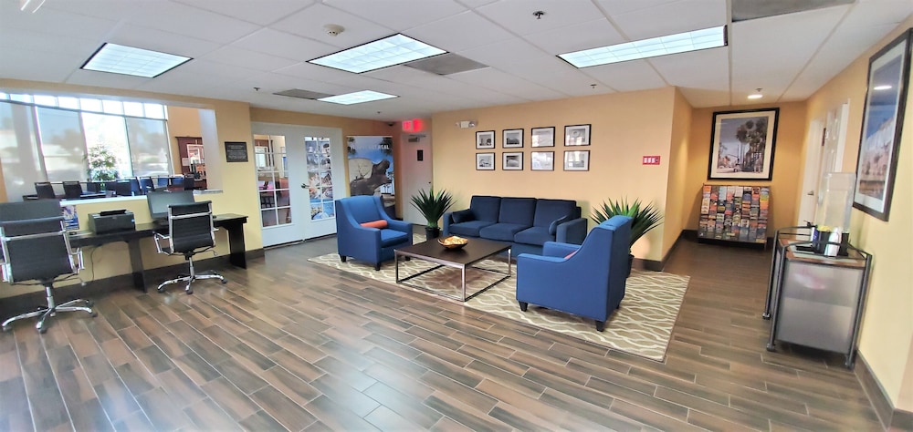 Comfort Inn & Suites Near Universal - N. Hollywood - Burbank — Hotel building in North Hollywood, California