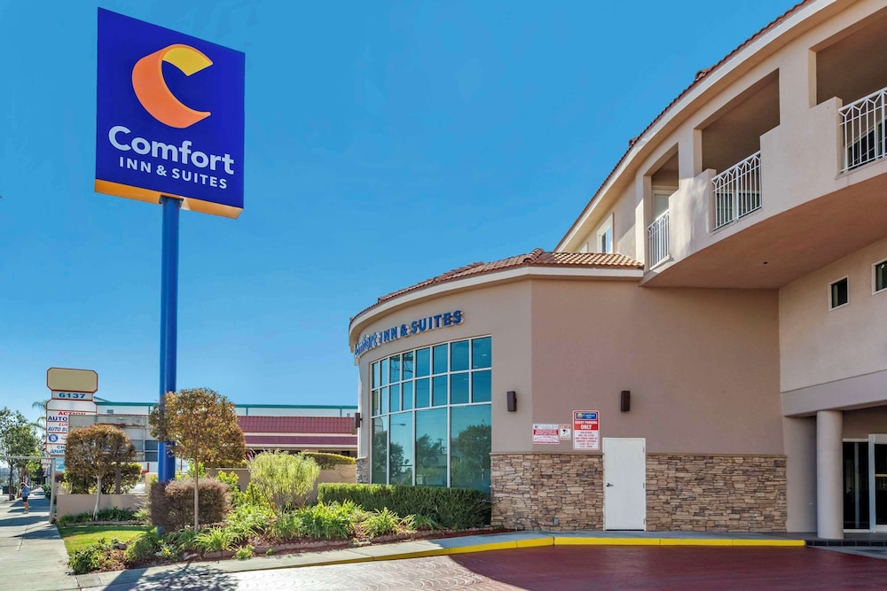Comfort Inn & Suites Near Universal - N. Hollywood - Burbank — Hotel building in North Hollywood, California