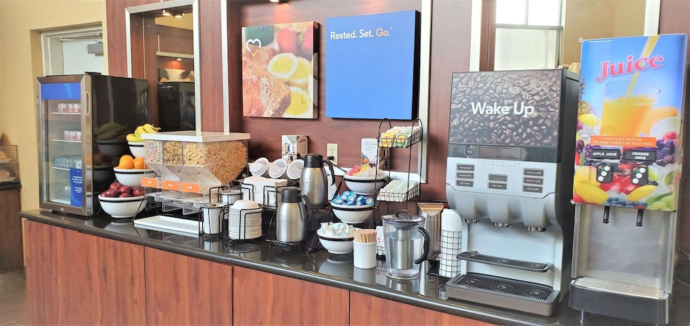 Comfort Inn & Suites Near Universal - N. Hollywood - Burbank — Restaurant & bars in North Hollywood, California