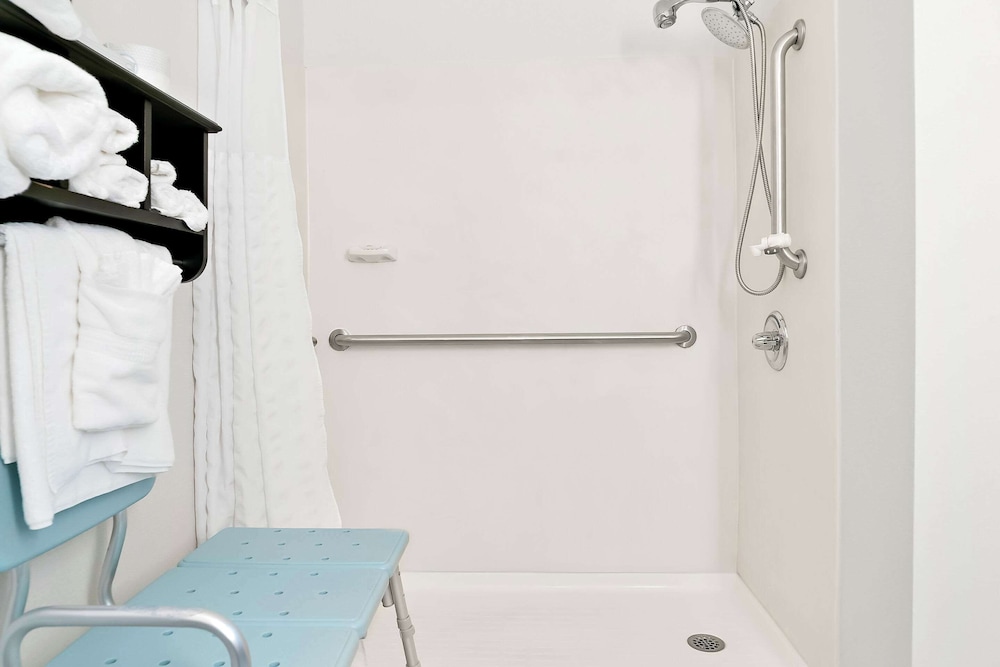 Holiday Inn Express & Suites Southfield Detroit by IHG — Hotel rooms in Southfield, Michigan