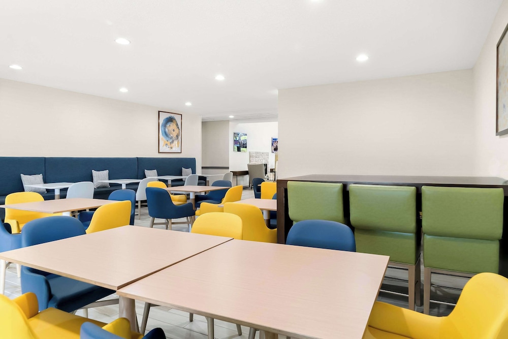 Holiday Inn Express & Suites Southfield Detroit by IHG — Restaurant & bars in Southfield, Michigan