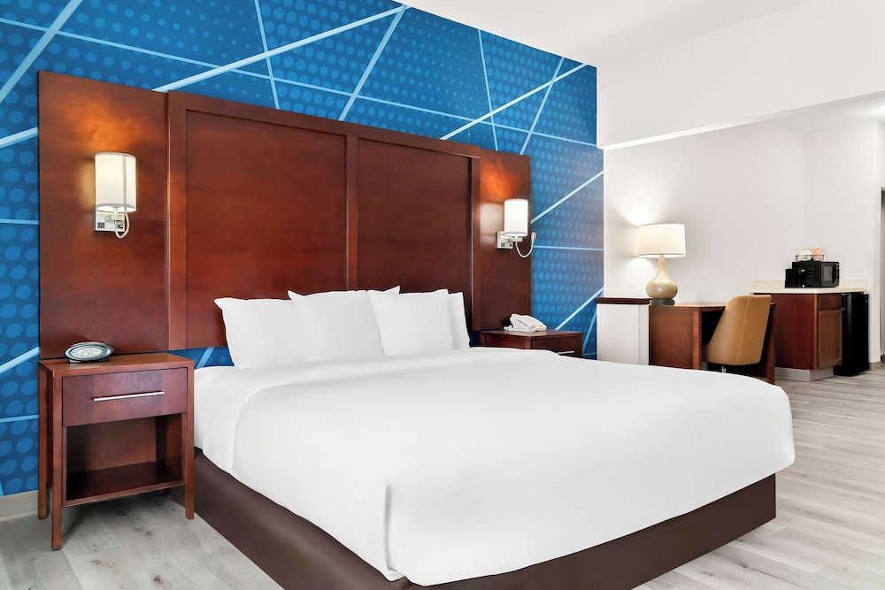 Holiday Inn Express & Suites Southfield Detroit by IHG — Hotel rooms in Southfield, Michigan