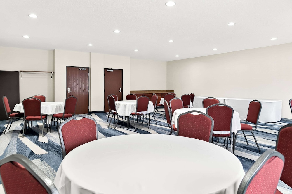 Holiday Inn Express & Suites Southfield Detroit by IHG — Hotel building in Southfield, Michigan