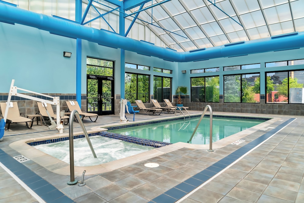 Holiday Inn Express & Suites Southfield Detroit by IHG — Swimming pool in Southfield, Michigan