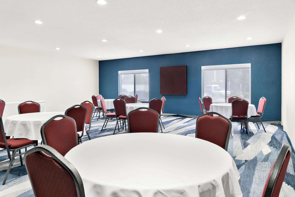 Holiday Inn Express & Suites Southfield Detroit by IHG — Hotel building in Southfield, Michigan