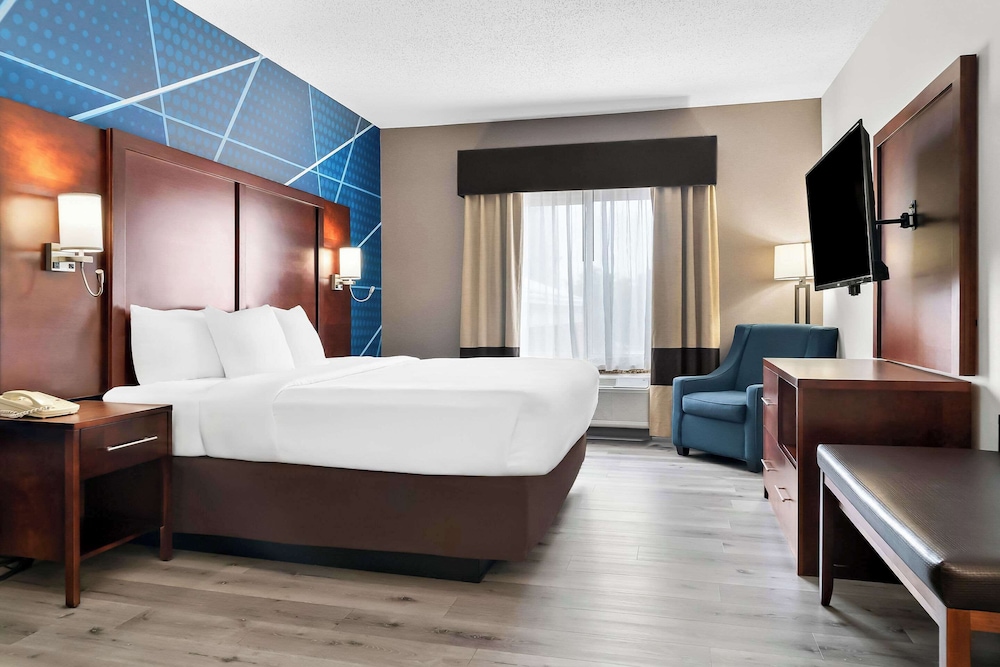 Holiday Inn Express & Suites Southfield Detroit by IHG — Hotel rooms in Southfield, Michigan