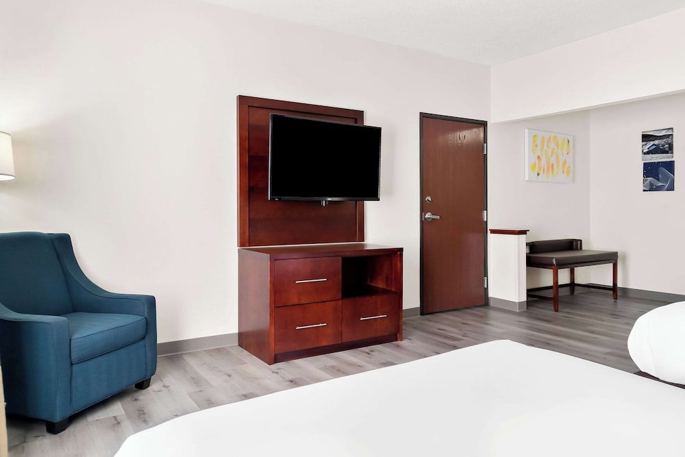 Holiday Inn Express & Suites Southfield Detroit by IHG — Hotel rooms in Southfield, Michigan