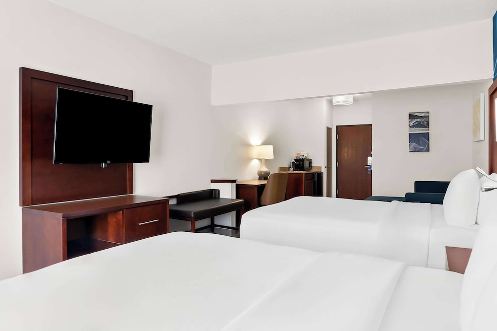 Holiday Inn Express & Suites Southfield Detroit by IHG — Hotel rooms in Southfield, Michigan