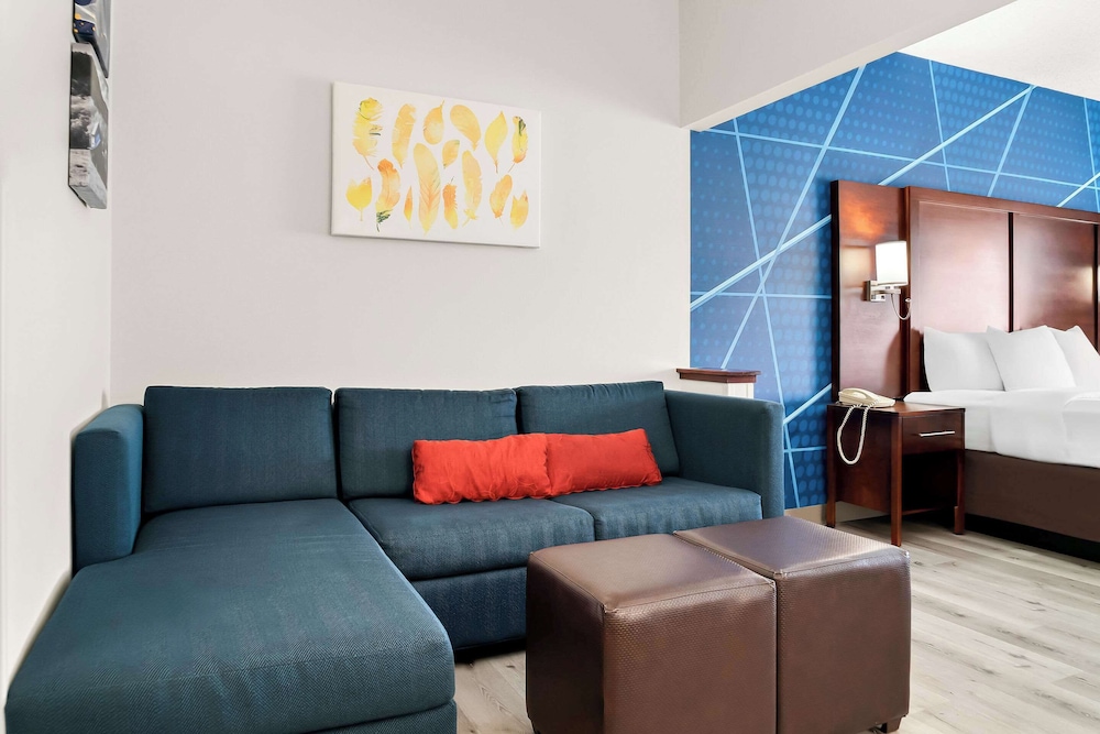 Holiday Inn Express & Suites Southfield Detroit by IHG — Hotel rooms in Southfield, Michigan