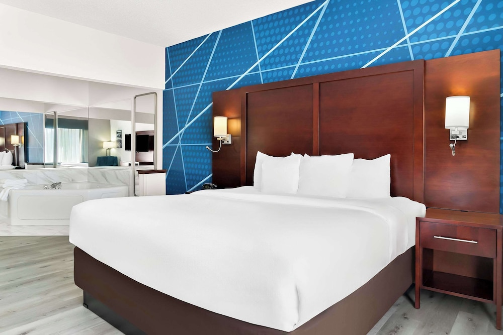 Holiday Inn Express & Suites Southfield Detroit by IHG — Hotel rooms in Southfield, Michigan