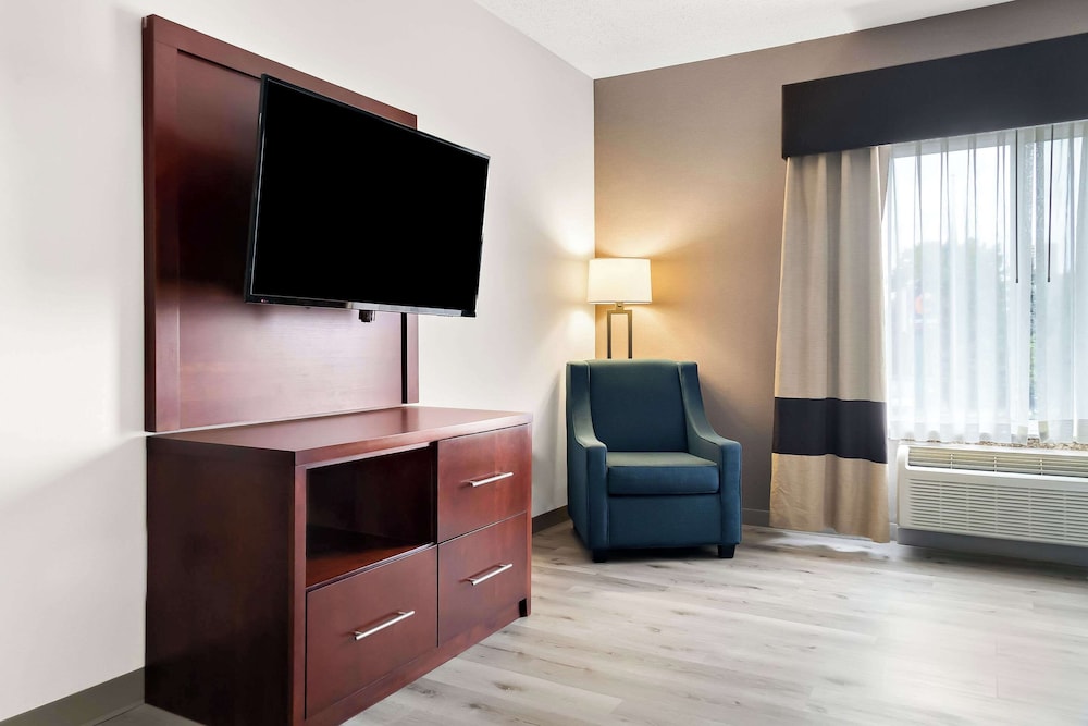 Holiday Inn Express & Suites Southfield Detroit by IHG — Hotel rooms in Southfield, Michigan