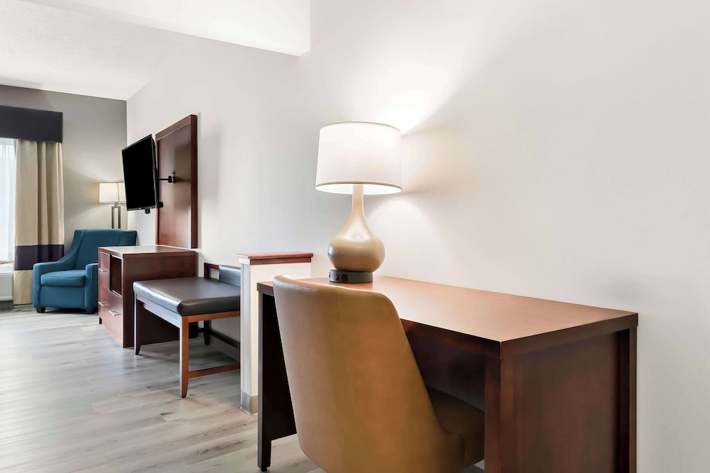 Holiday Inn Express & Suites Southfield Detroit by IHG — Hotel rooms in Southfield, Michigan