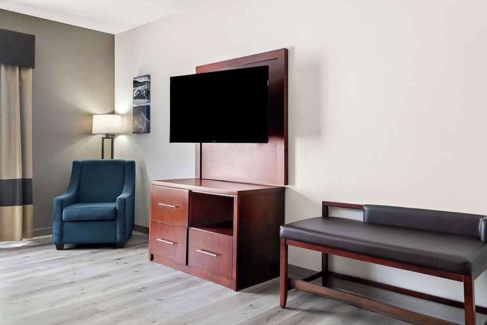 Holiday Inn Express & Suites Southfield Detroit by IHG — Hotel rooms in Southfield, Michigan